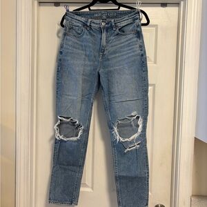 American Eagle Outfitters Women's Light Blue Distressed High-Rise Mom Jeans